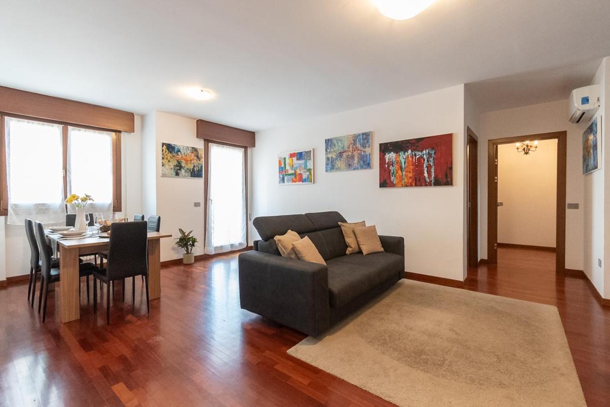 Apt X6 with big balcony and free park - B&B