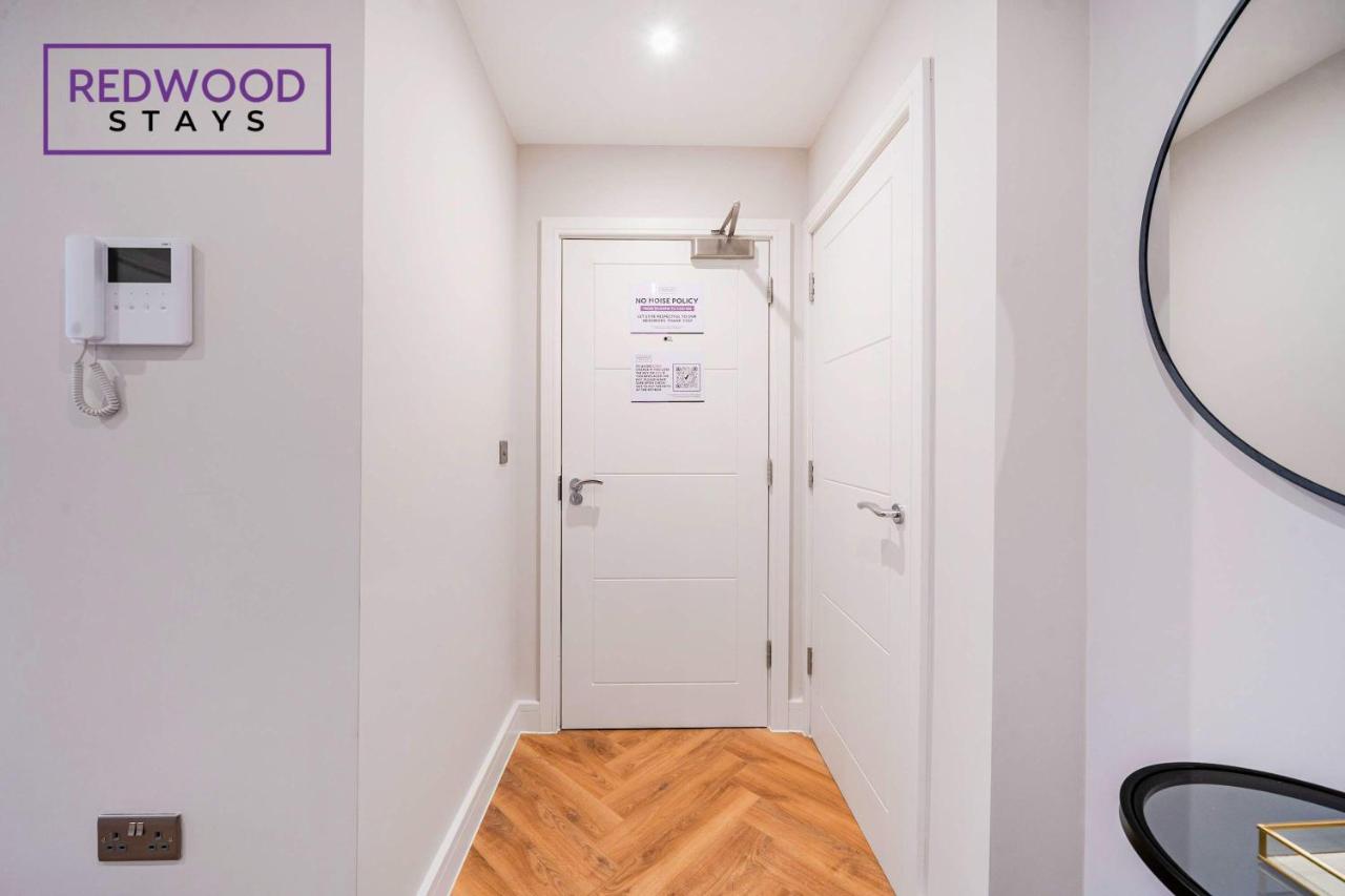 BRAND NEW PREMIUM SERVICED APARTMENTS, FREE PARKING, HIGH-SPEED WiFi, PERFECT FOR BUSINESS STAYS, FAMILIES, RELOCATIONS, EXTENDED STAYS, AND EMERGENCY ACCOMMODATION by REDWOOD STAYS - B&B Cove