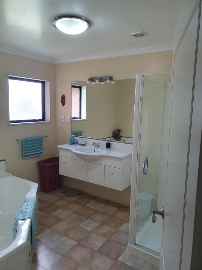 Spacious on Sarita - B&B Cromwell