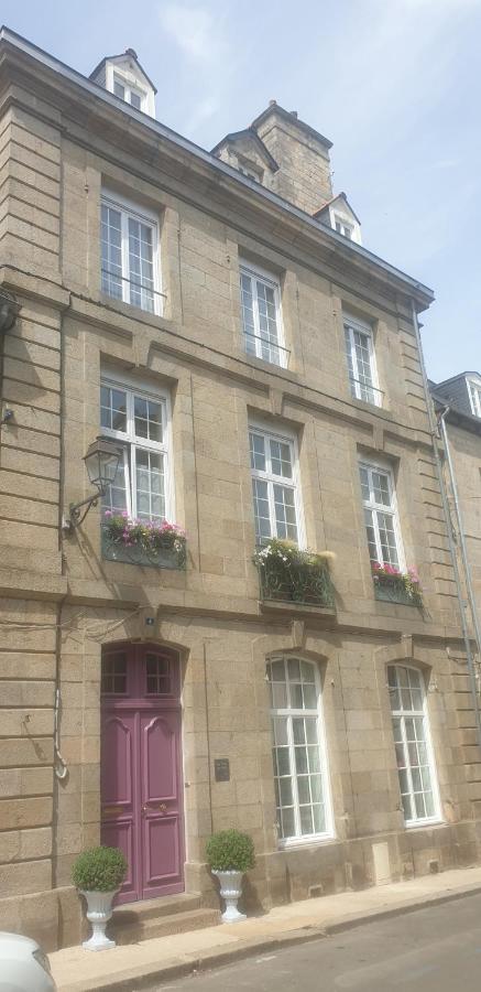 Des fleurs au balcon - Chambres d’hôtes Quintin