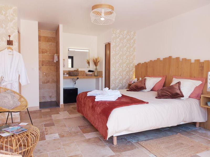 Habitación con cama extragrande.