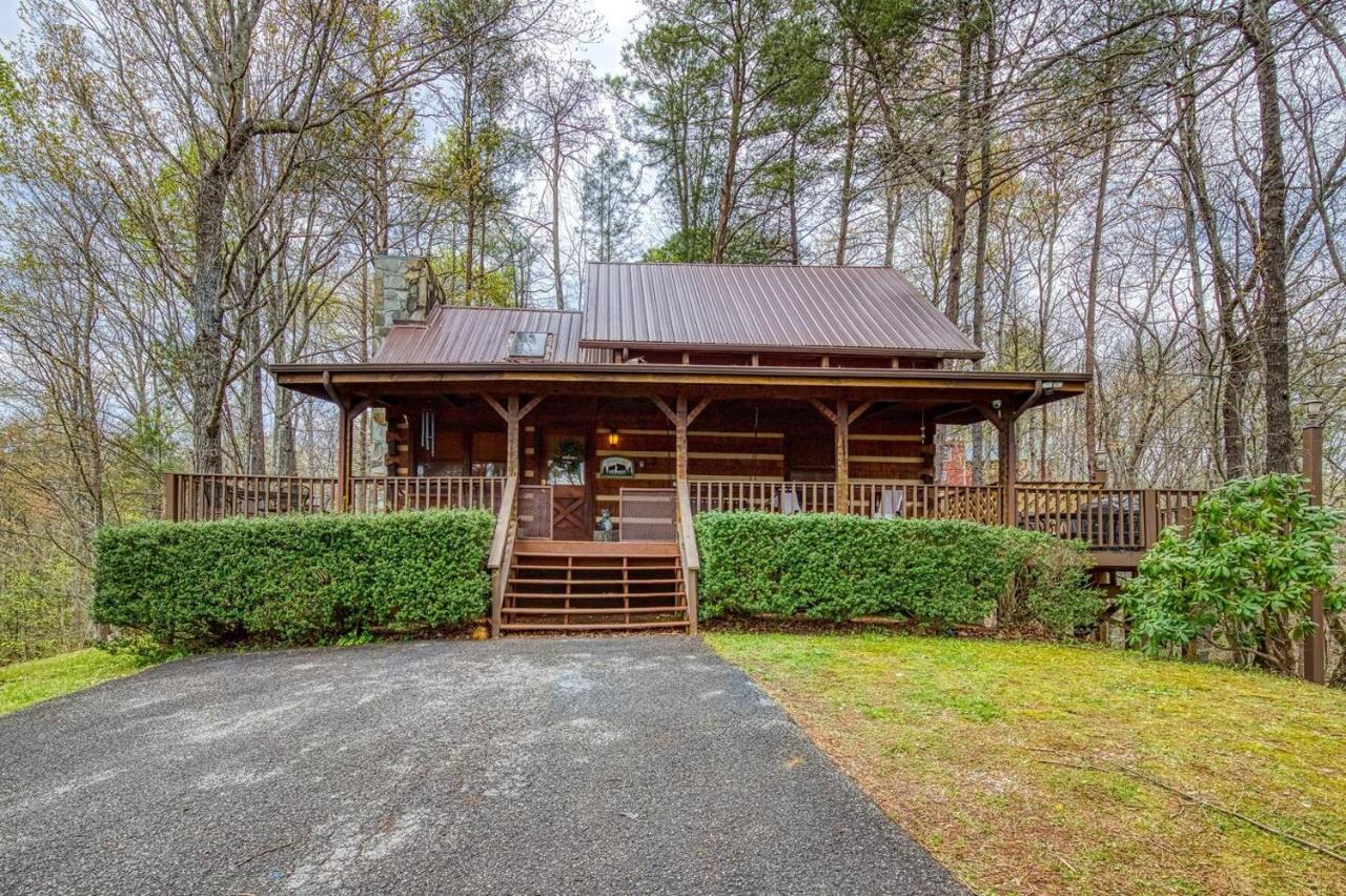 Fantastic Pet Friendly Cabin, Hot Tub, Fire Pit - Bed and Breakfast Sevierville