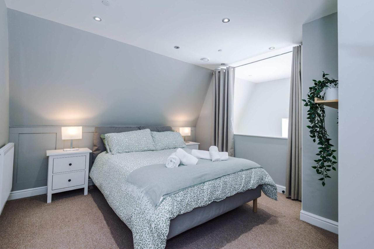 Old School Close Stylish Stay in Derbyshire - Bed and Breakfast Two Dales