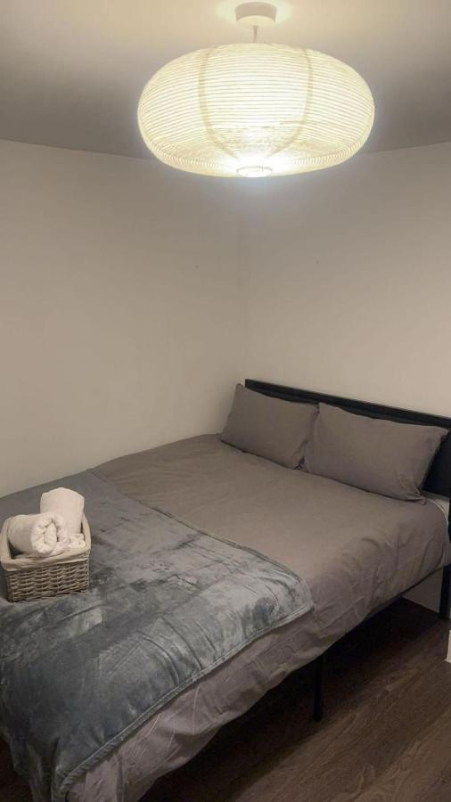 Cosy 3-BR Retreat with Balcony Near Central London - B&B