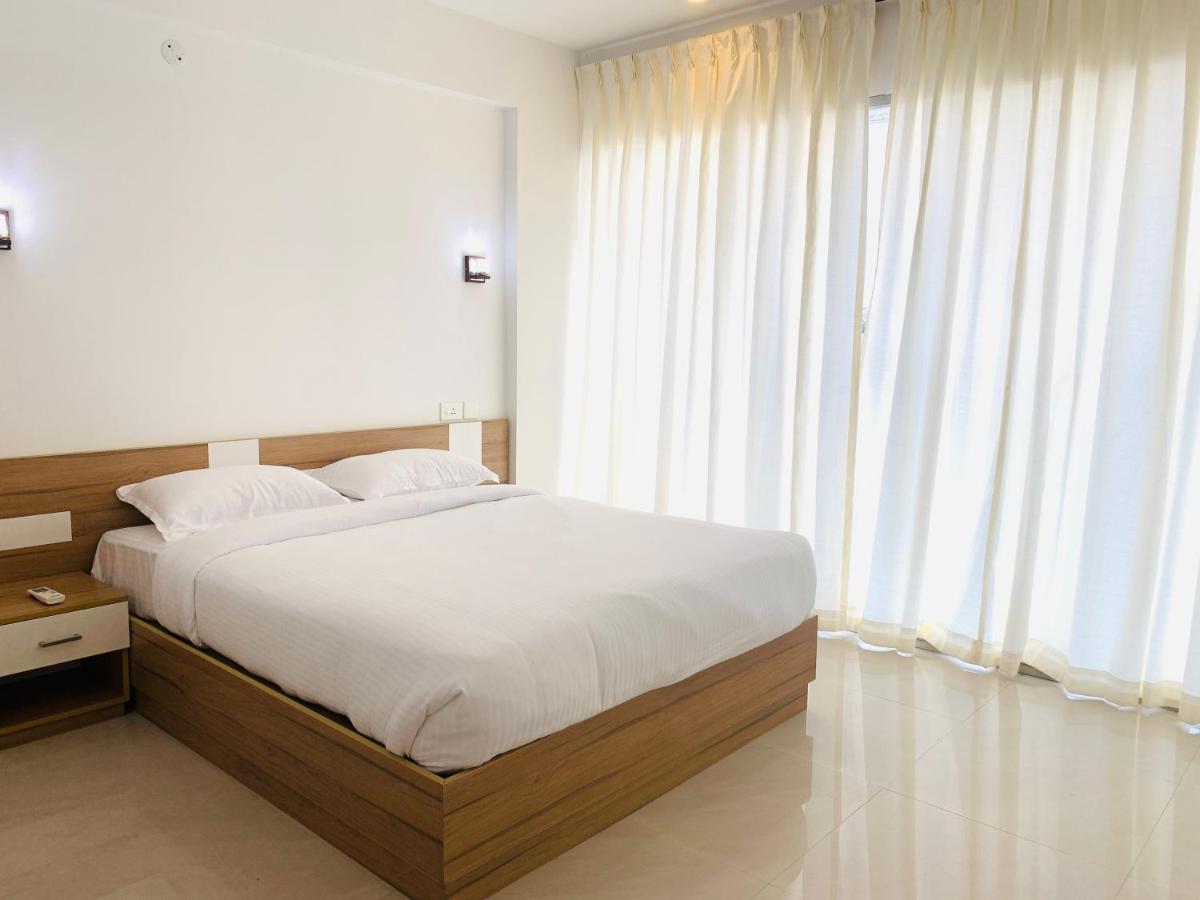 Deluxe One-Bedroom Apartment