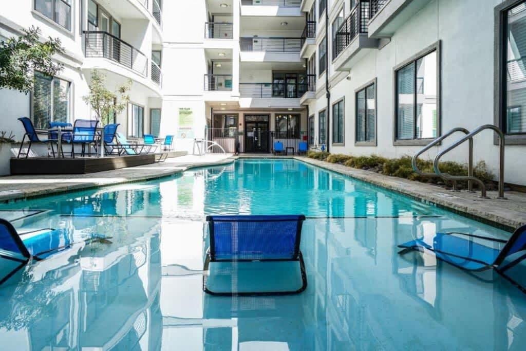 Boulevard Stays Walk to Downtown 1BR SoCo Pool Parking Gym 01 - B&B Austin