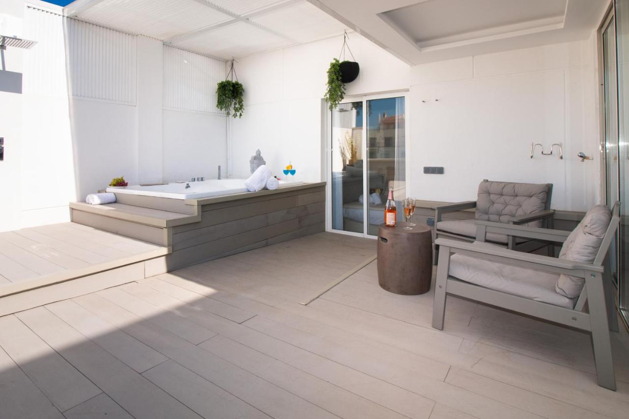 Luxury Penthouse with Jacuzzi & Large Terraces by Passeig de Gràcia - B&B Barcellona