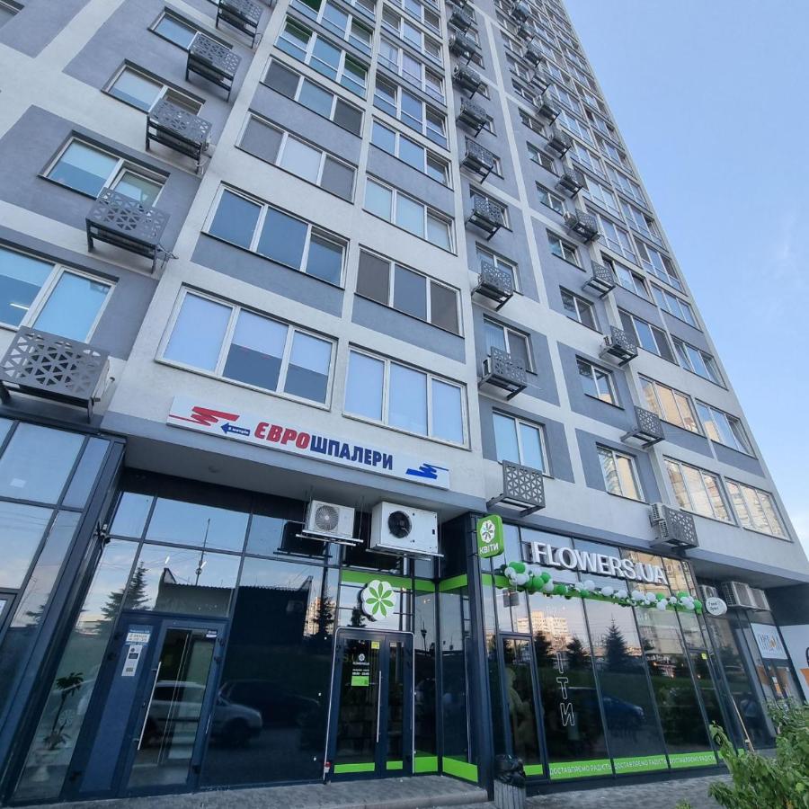 Panoramic view of the lake in the new apartment - B&B Kyiv