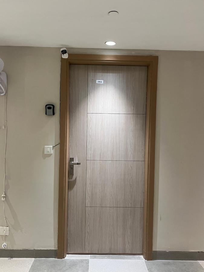 Nirvana by Urban Retreat Suite Near Expo Mart - B&B Greater Noida