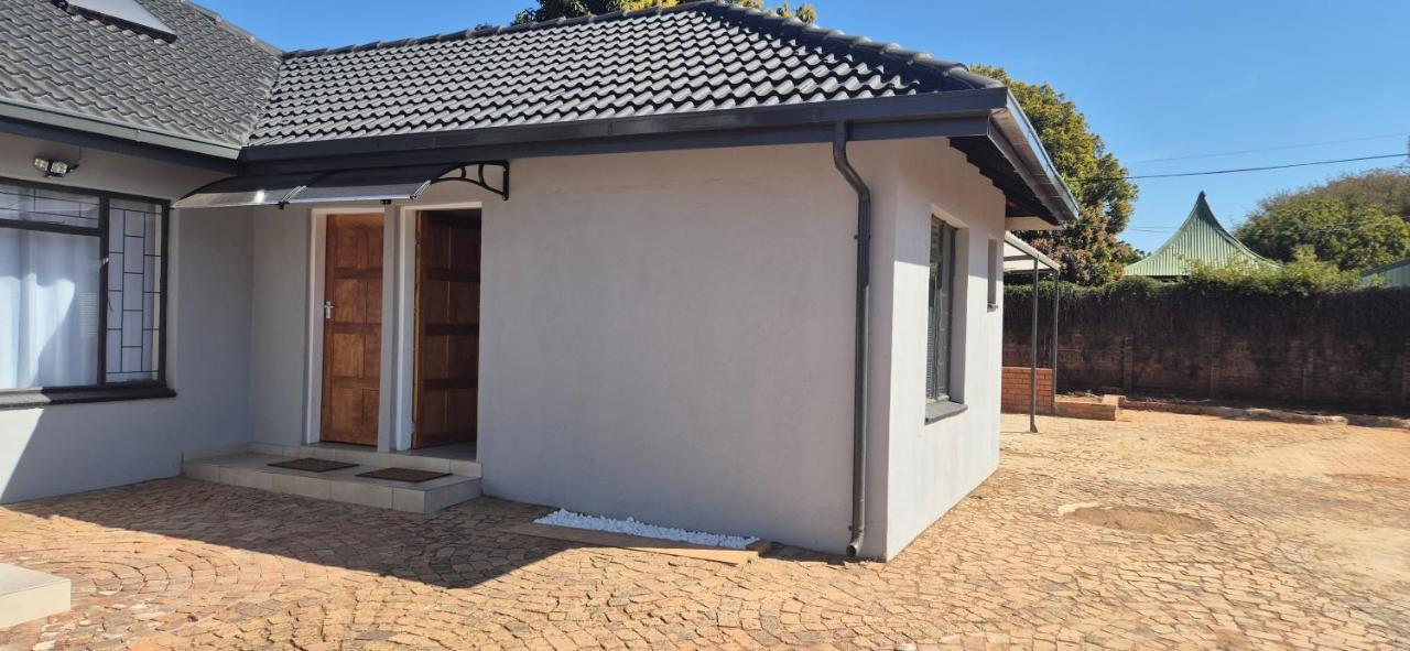 Ekuhlaleni a home away from home R7 - B&B