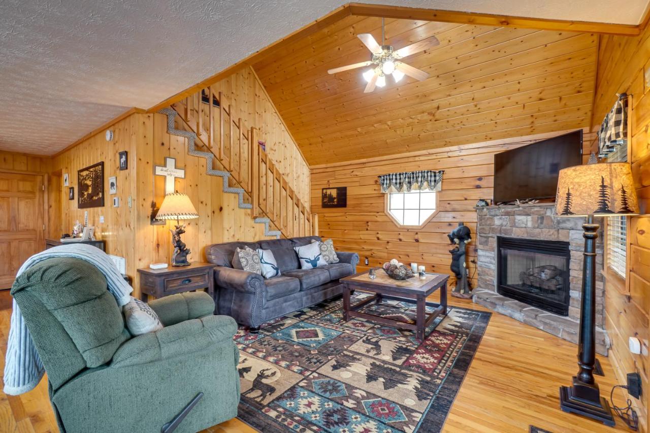 Hot Tub and Game Room Sevierville Family Cabin! - B&B Sevierville