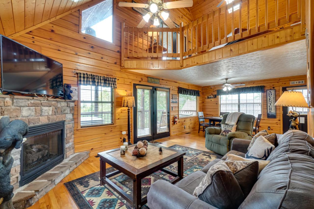 2 Mi to Dollywood: Mtn Cabin w/ Pool Access! - Ferienwohnung Sevierville