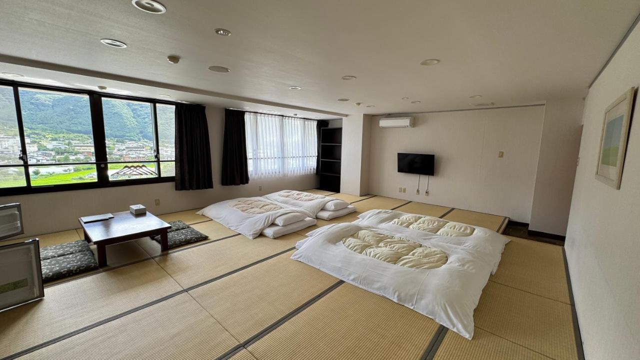 Main Building Large Japanese-Style Family Room with Shared Bathroom