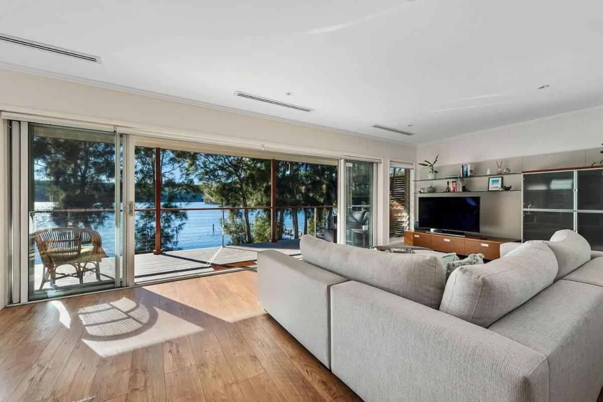 Lakeside - relaxed 3 BR waterfront retreat - B&B