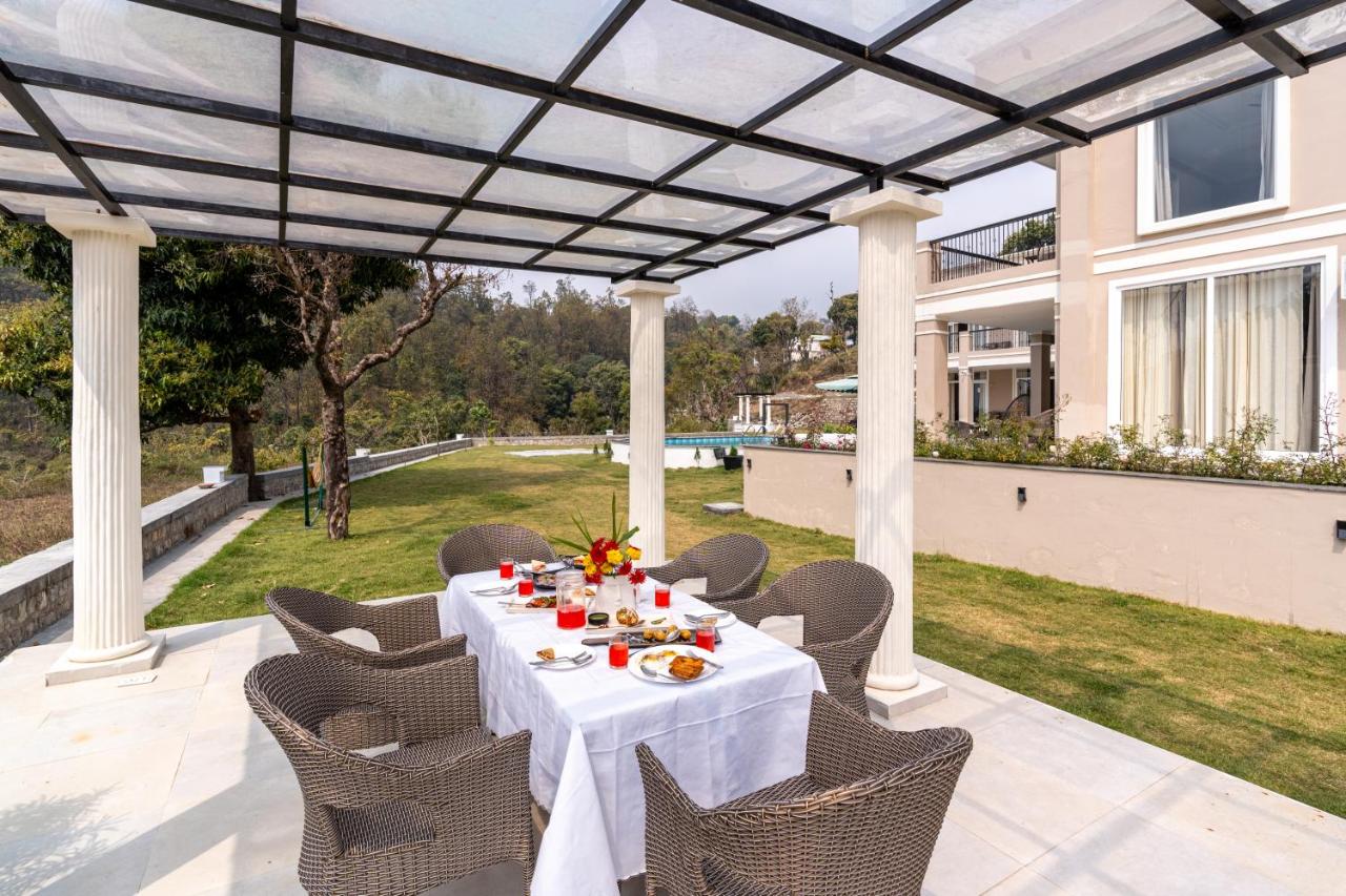 SaffronStays Sukh Saklana Haveli - Royal European-style villa with pool, pahadi food & Doon Valley views near Rishikesh - B&B Dehradun