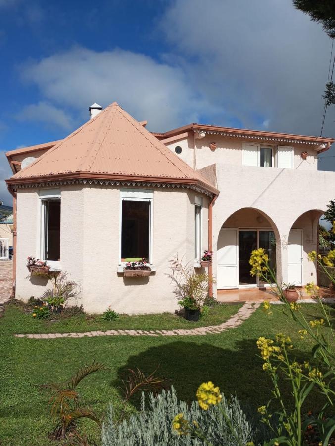 Villa Bella avec piscine chauffée Plaine des Cafres - Chambres d’hôtes Le Tampon