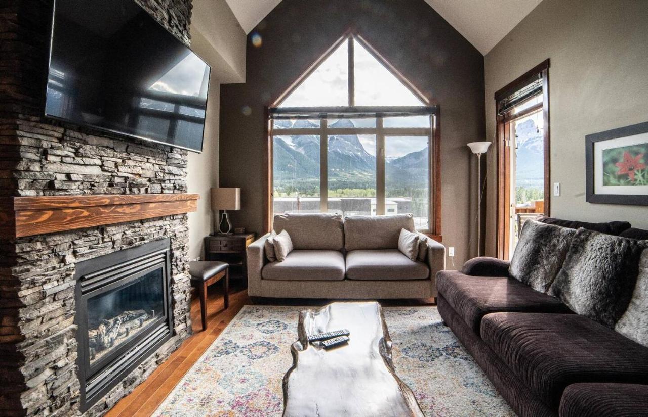 Spacious Penthouse Suite-king Beds-pool & Hot Tub - Chambres d’hôtes Canmore