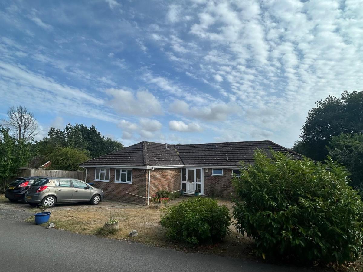 Spacious Village Retreat Near Brighton - B&B