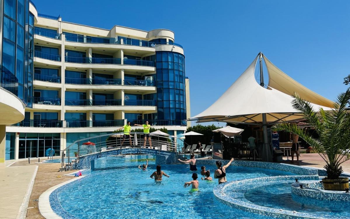 Private 2-Bedroom Apartment "Soleos" with Pool and Free Parking in Marina Holiday Club Pomorie - Chambres d'hôtes Pomorié