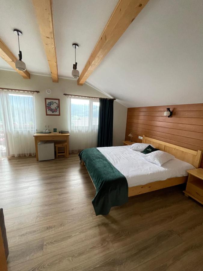 Zimmer mit Kingsize-Bett und Bergblick
