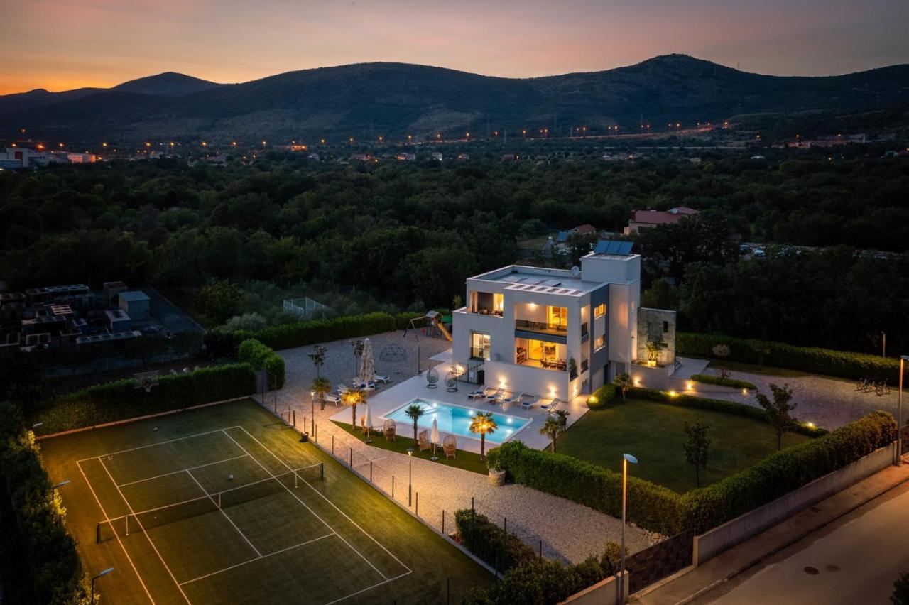 Villa Marijeta exclusive 5 star villa with 50sqm private pool, 6 bedrooms and playroom - Ferienwohnung Split