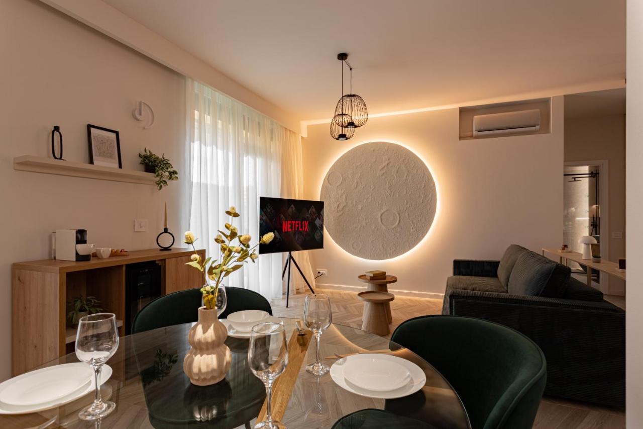 Sika Moon Deluxe Apartment with Private Garden & Parking - Ferienwohnung Arad