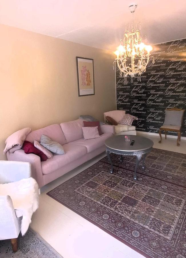 Avara huoneisto, lasitettu parveke, kaksi weeceetä - B&B Kotka