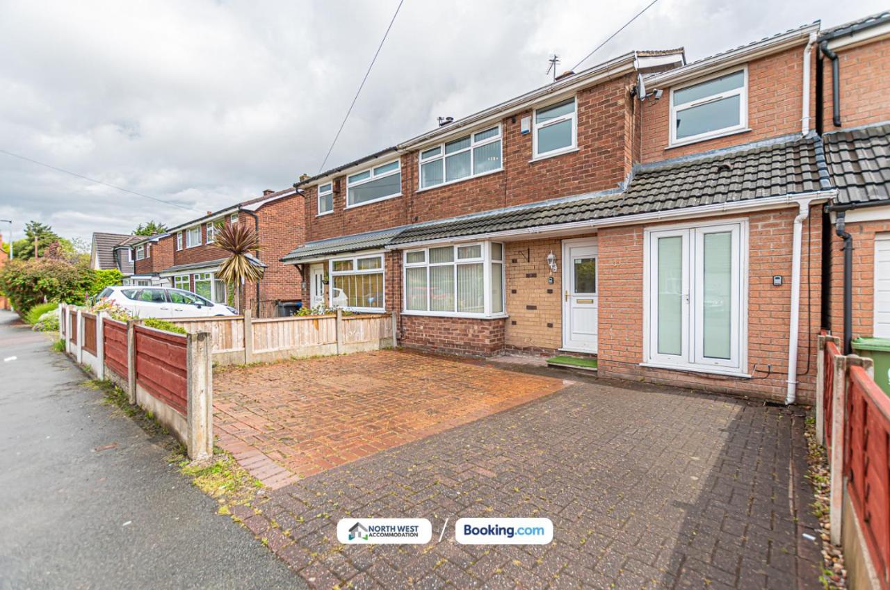 4-Bed House in Lowton Ideal for Contractors & Families - B&B Lowton