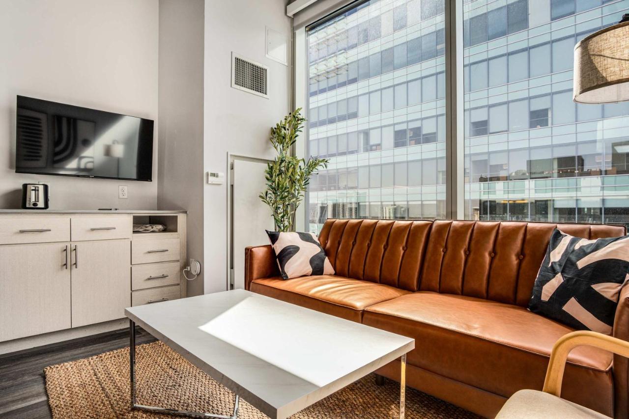 Boulevard Stays Downtown Highrise STU Sky Pool Parking Gym 16 - B&B Phoenix