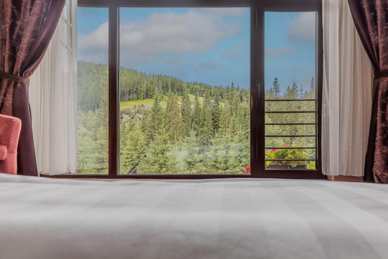 Apartment with Mountain View