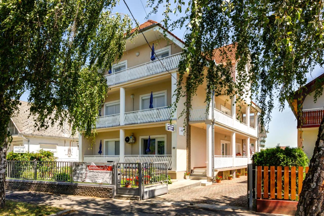 Família Szabó Vendégház - Bed and Breakfast Hévíz