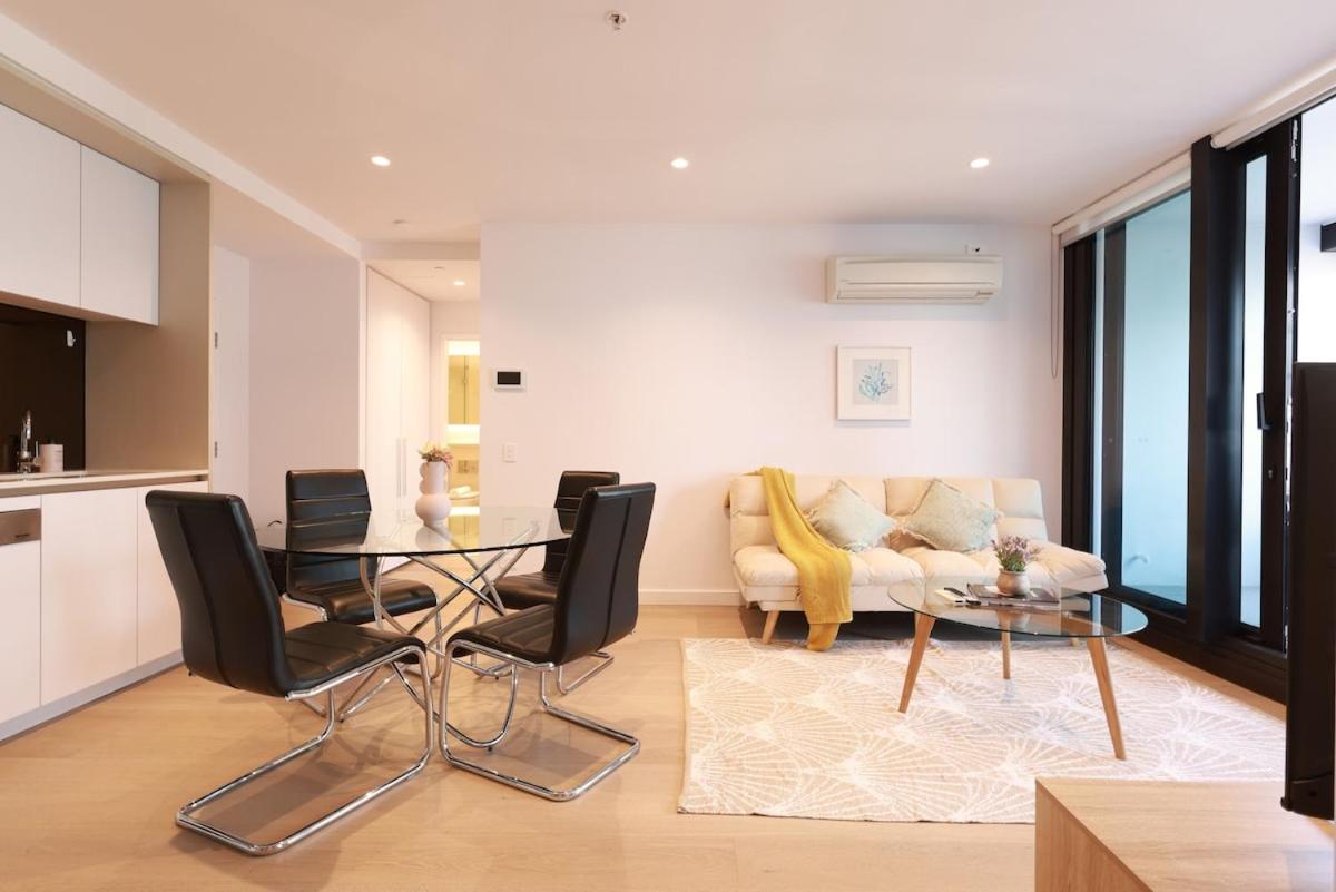 54D Flinders St Abnb-Style 2BR with Balcony, View & Free Parking - B&B Melbourne