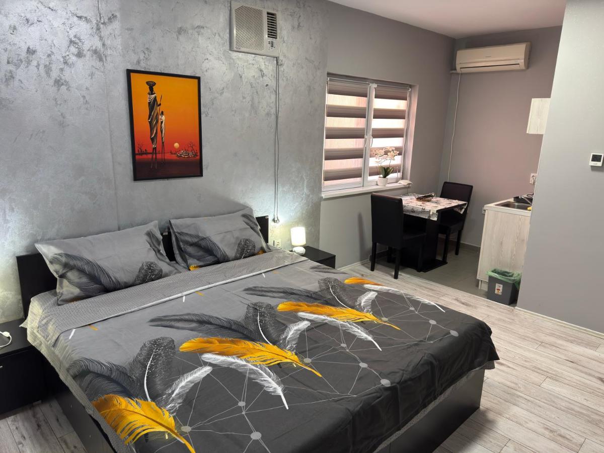 Deluxe Studio