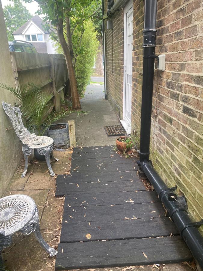 Superfast WiFi studio, bathroom & own entrance - B&B