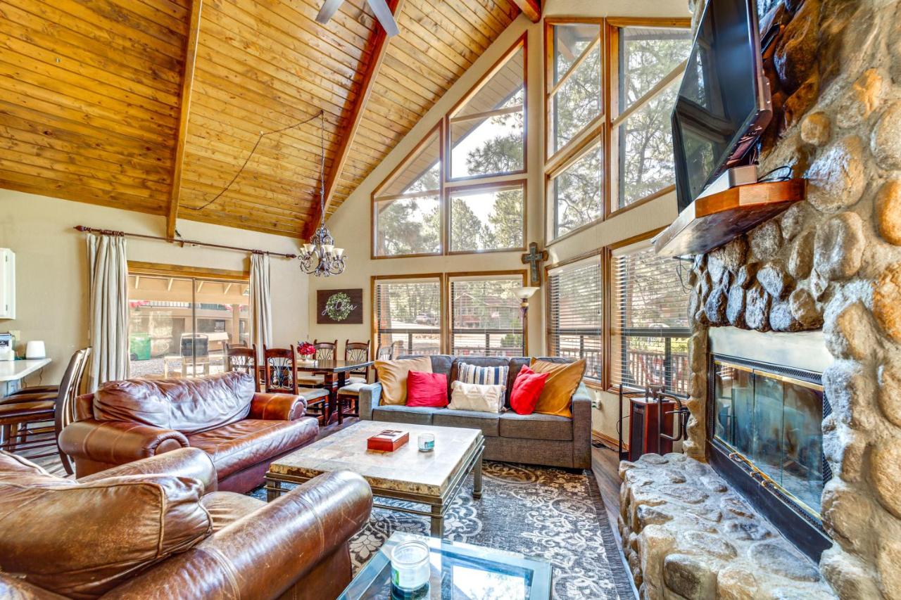 Fire Pit and Wraparound Porch Munds Park Cabin! - B&B