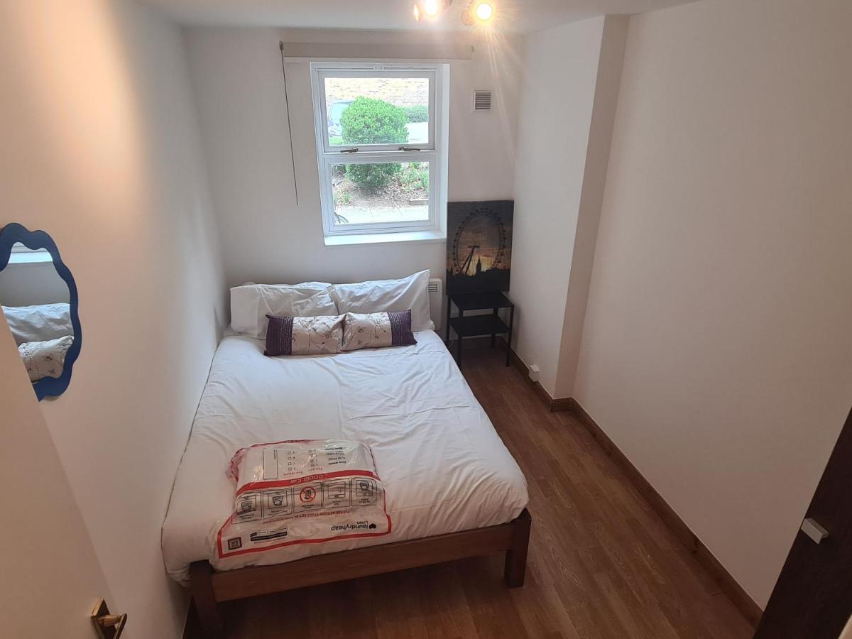 SHOREDITCH CLAPTON MODERN FLAT 3bed 2bath in zone2 with free secure Car Parking, only 12-mins by tube to Liverpool St, ideal for tourists! - B&B Londra