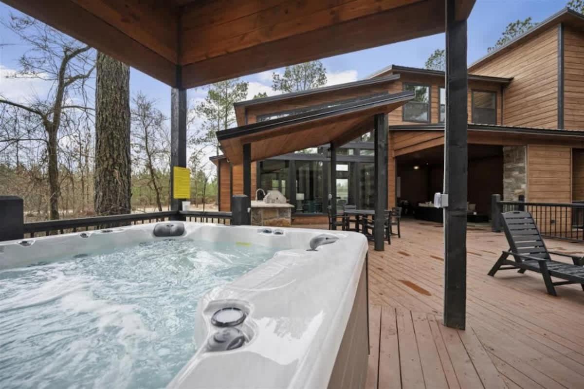 Ultra Lux 5 Bedrooms Hot tub Close to Casino - Chambres d'hôtes Broken Bow