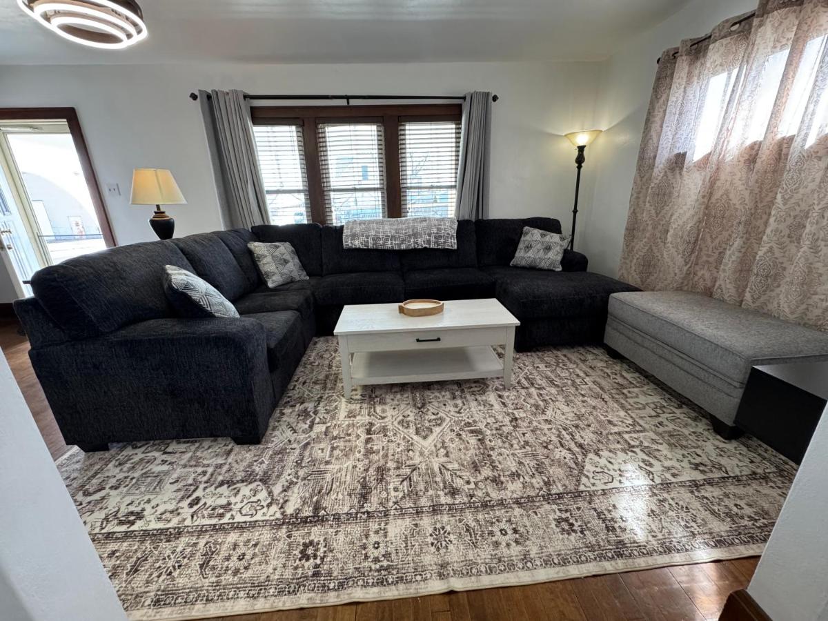 Spacious Stay near Lambeau - B&B Green Bay