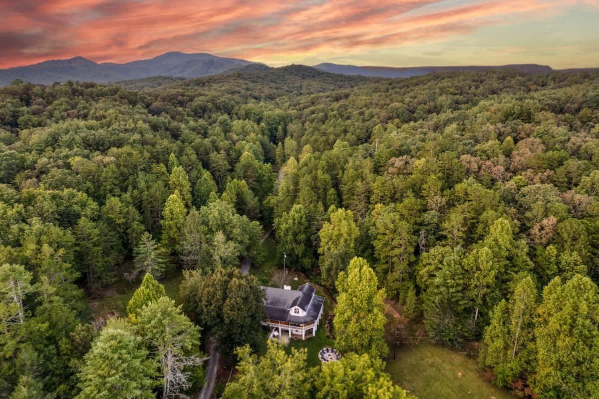 Creekside Manor - Secluded 30-Acre Family Retreat - B&B Ellijay
