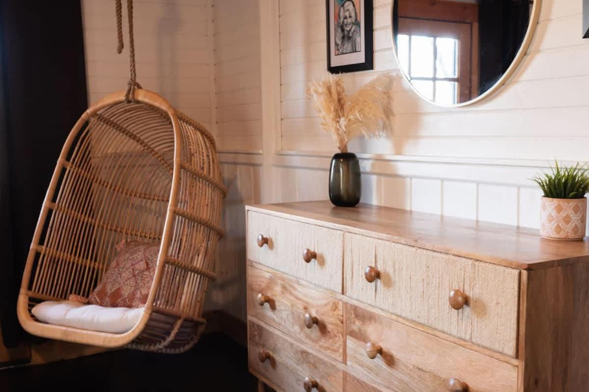 Boho Blacksmith - Chic cabin close to it all - B&B Sevierville