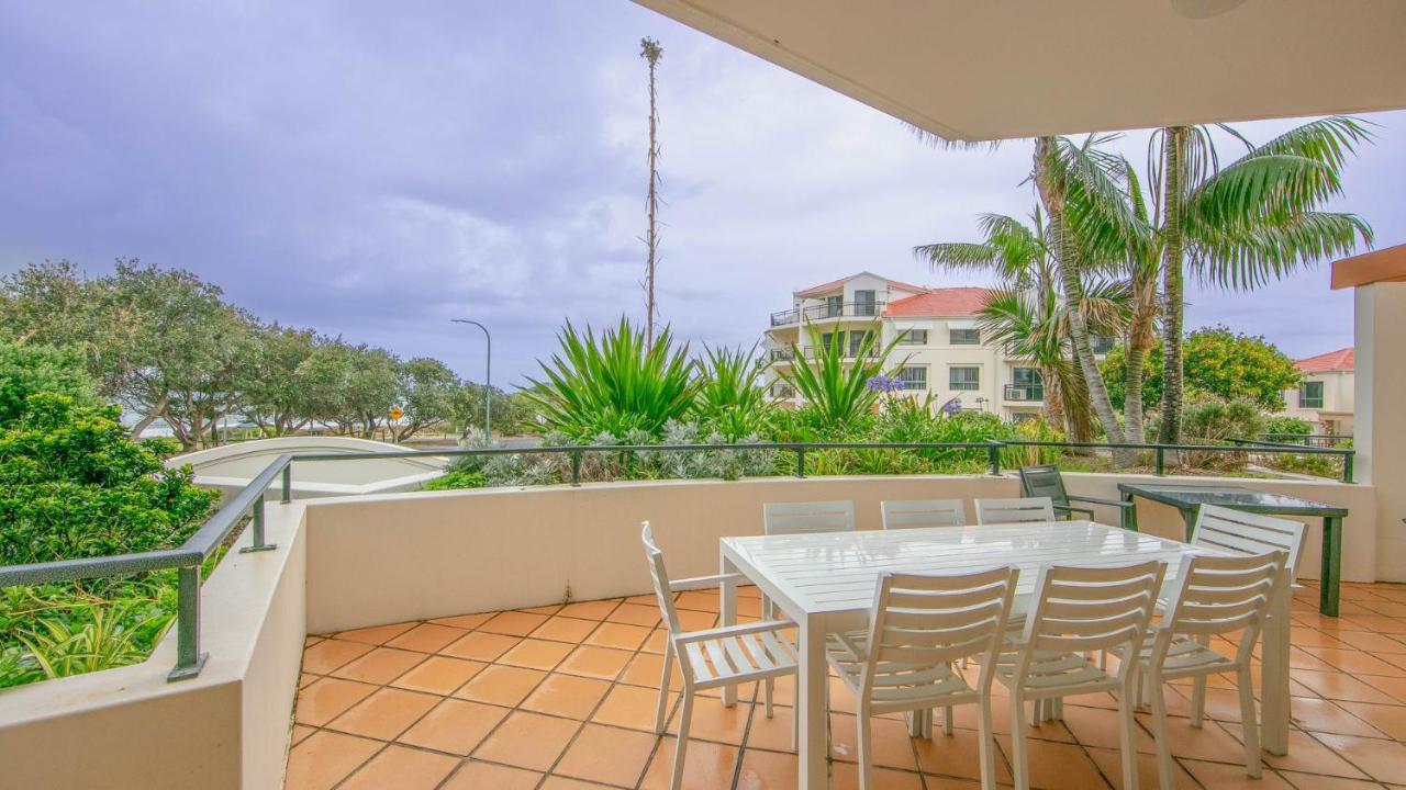 Breakers Waves - Unit 3 Block 2 - B&B Yamba