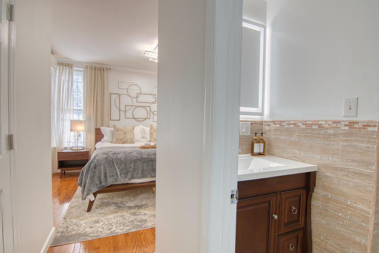 Spacious 1BR with King Bed, AC, Wifi & Streaming Entertainment - Bed and Breakfast Brooklyn