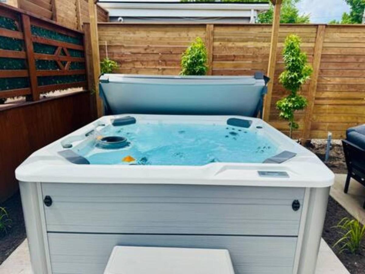 Sleeps 10 Near Niagara Falls With Hot Tub ,Playroom & ADU - B&B St. Catharines