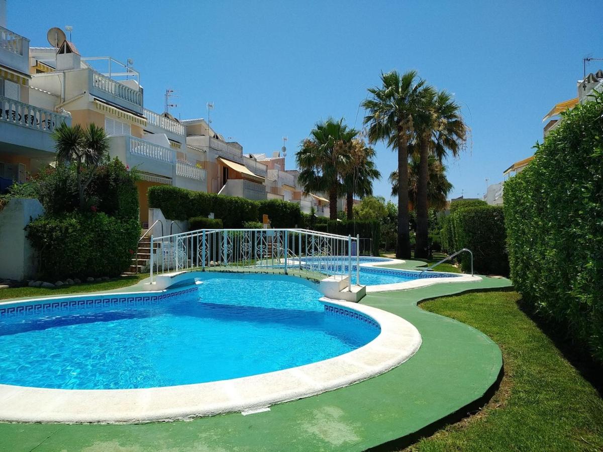 Apartamento con Jardín y Piscina en Guardamar del Segura - Chambres d'hôtes Guardamar del Segura