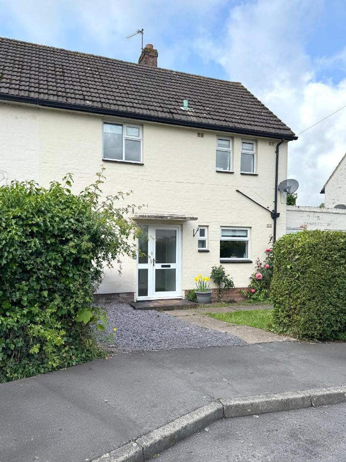 House number 8 sleeps up to 6 People with Smart TVs in Every Room - B&B