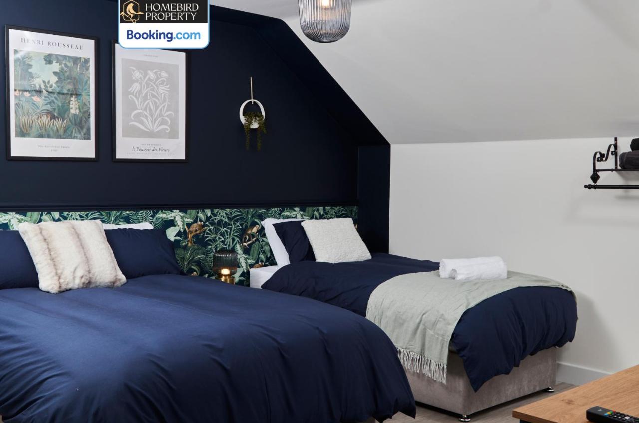 Spacious 4BDR House By Homebird Property Management Short Lets & Serviced Accommodation Leeds With Private Parking & Garden - B&B Leeds