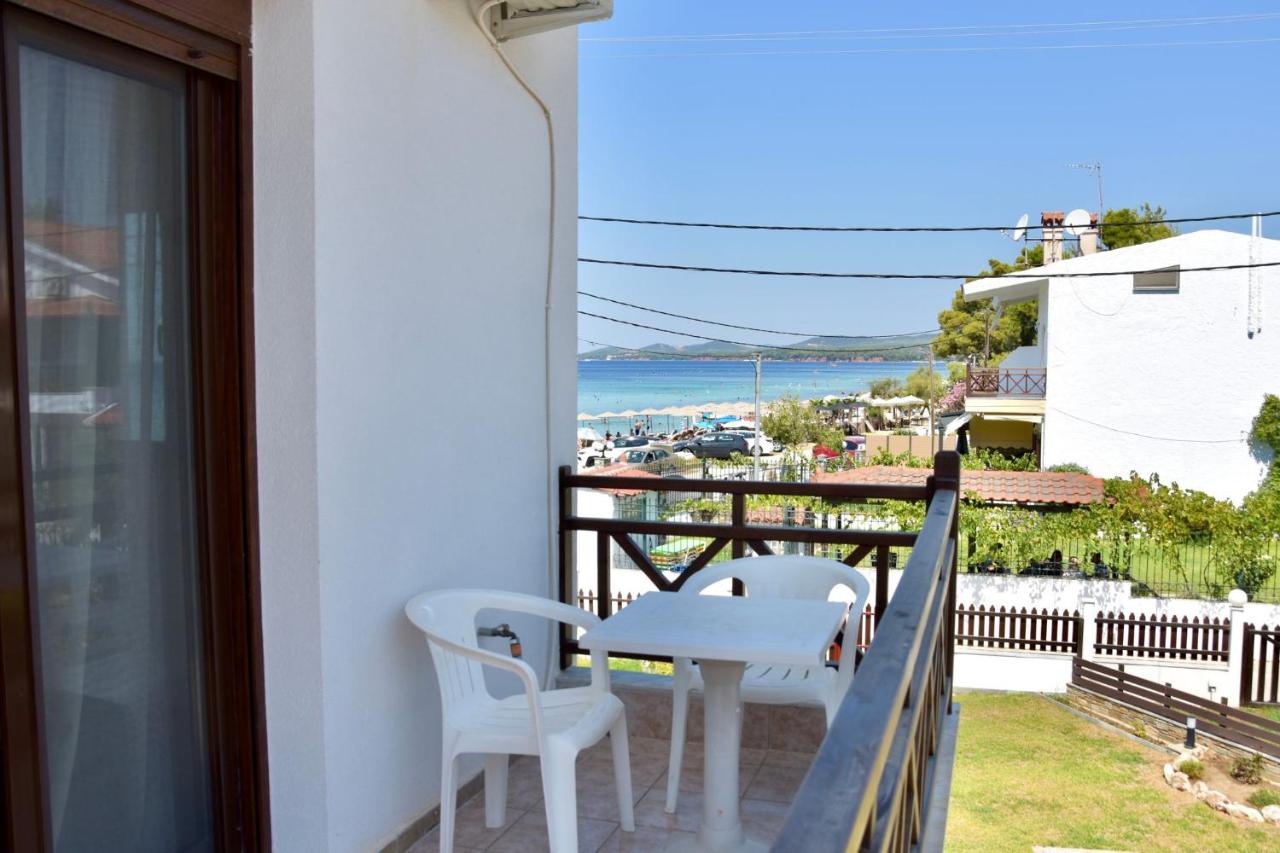 Beachfront Bliss in Nikiti, Spacious 2 Story Villa with Stunning Sea Views - B&B Skála Nikíta