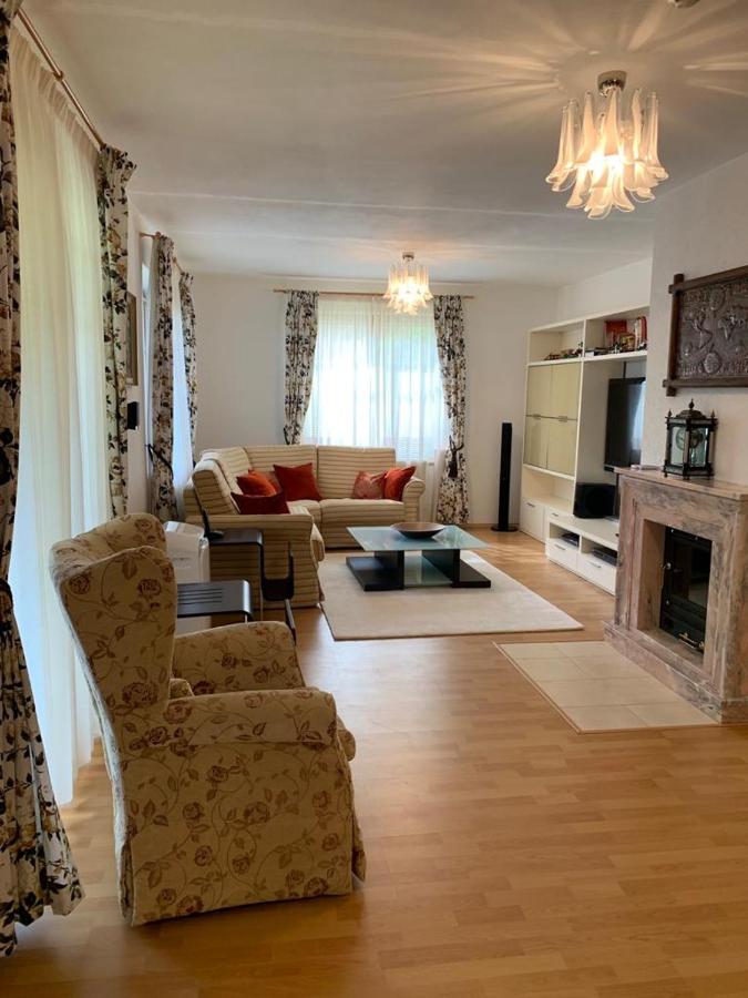 Garden home with pool access - B&B Karlovy Vary