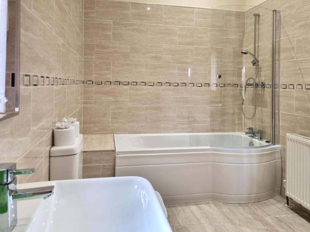 Maple 14 Hot Tub - Bed and Breakfast Garton