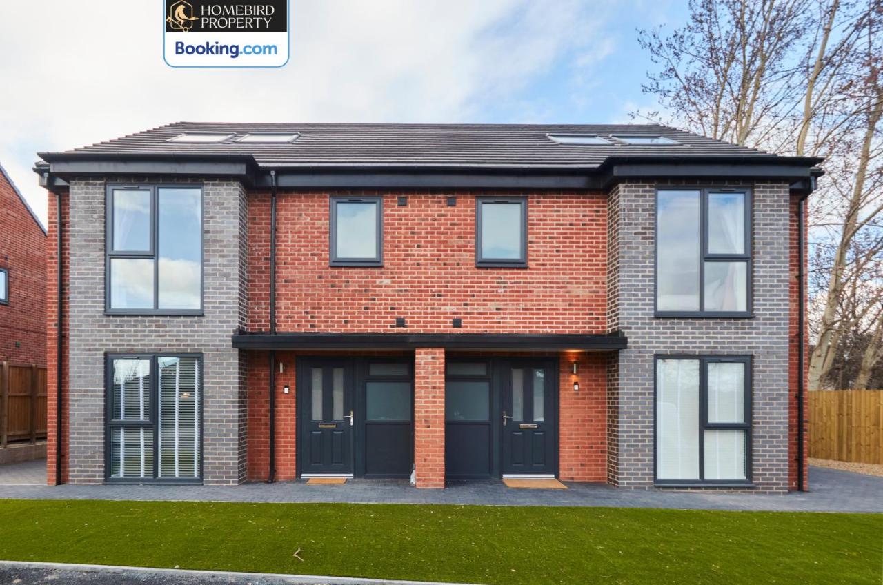 Luxurious 4Bedroom House By Homebird Property Management Short Lets & Serviced Accommodation Leeds With Private Parking, Garden & Patio Area - Ferienwohnung Leeds